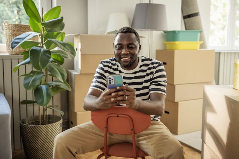 tenant using rent management software to easily look over rent payments